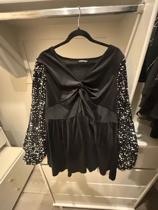 (XL-2x) Black Stretchy Velvet Twist-Front Top with Sequin Sleeve Detail NWT - Picture 4 of 5